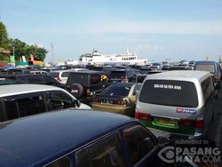 Mobil Antre 1 Km untuk Masuk Kapal di Pelabuhan Merak