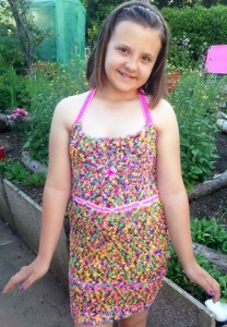 Gadis 11 Tahun Buat Gaun dari 25 Ribu Karet Gelang