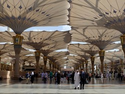 Megahnya Payung-payung Raksasa di Masjid Nabawi