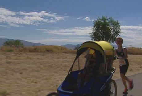 Noah, Bocah yang Ikut Triathlon Mini Sambil Mendorong Kursi Roda Adiknya