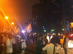 Ratusan Massa Bikin Barikade di Gedung MK, Lalin Macet