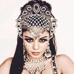 Mengintip Gaya Vanessa Hudgens Seksi ala Gipsy