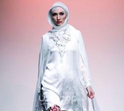 Busana Putih Masih Tren Saat Lebaran, Ini Cara Padu Padan yang Stylish