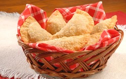 Mau Berbuka dengan Pastel Renyah Gurih? Bikin Sendiri Yuk!