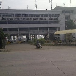 Pemandangan Sepinya Pelabuhan Barang Tanjung Priok di H-3 Lebaran