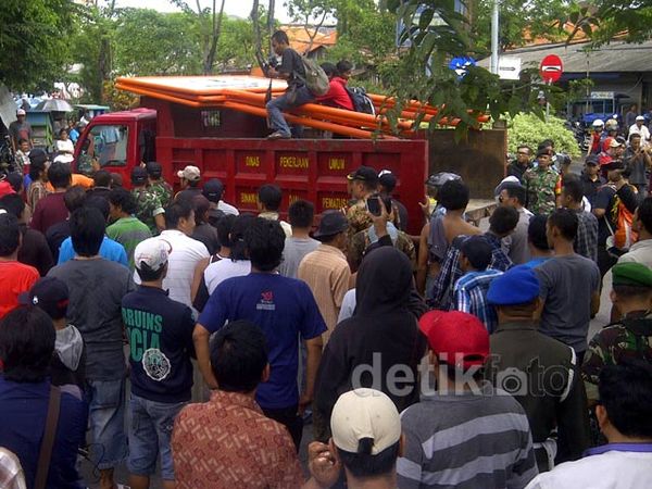 Diusir Warga, Pemasangan Plakat Bebas Prostitusi di Jarak-Dolly Gagal