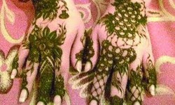 Jelang Idul Fitri Bisnis Melukis Tangan dengan Henna di Arab Meningkat