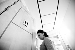 Tips Menjaga Kebersihan Organ Intim Saat Pakai Toilet Umum Ketika Mudik