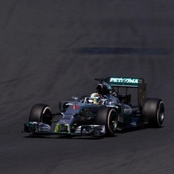 Hamilton Masih Terdepan