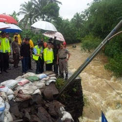 Aher Tinjau Jembatan Cibaruyan yang Longsor: Harus Selesai Hari ini ya
