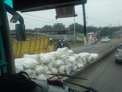 Truk Patah As Ini Bikin Macet 5 Km di Brebes Arah Tegal