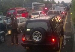 Jelang Pintu Tol Cileunyi Macet 5 Km, Pengemudi Turun dari Mobil