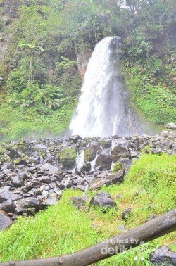 Segarnya Basah-basahan di Curug Cibereum