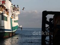 Aksi Para Anak Koin di Pelabuhan Merak