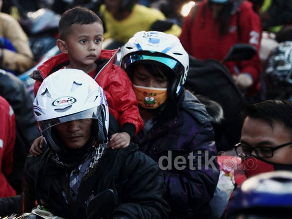Ekspresi Pemudik Kecil di Pelabuhan Merak