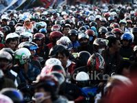 Pemudik Motor di Merak Membeludak
