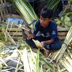 Bisnis Bungkus Ketupat Mulai Ramai Jelang Lebaran