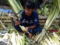 Meraup Untung dari Bungkus Ketupat