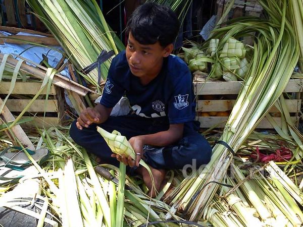 Meraup Untung dari Bungkus Ketupat