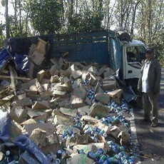 Truk Muat Minuman Kaleng Terguling di Baluran, Arus Lalin Buka Tutup