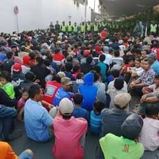 Ribuan Orang Sejak Subuh Rela Antre Zakat dari Gudang Garam