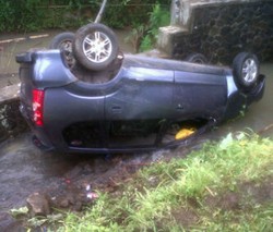 Bodi Terbalik, Ini Penampakan Mobil yang Nyemplung Selokan di Ciamis