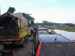 Brebes arah Bumiayu Tersendat, Pemudik Cari Angin Segar di Luar Kendaraan