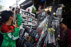 Pedagang Mainan dan Petasan di Pasar Gembrong Sepi Pembeli