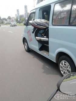 Tarik Mang! Ada Sepeda Motor Naik Angkot di Serpong