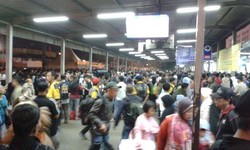 Ratusan Pemudik Rela Menginap di Stasiun Senen