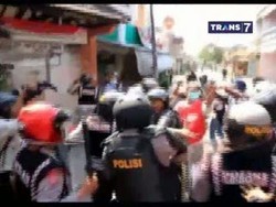 Tolak Papan Himbauan, Warga Dolly Bentrok dengan Polisi