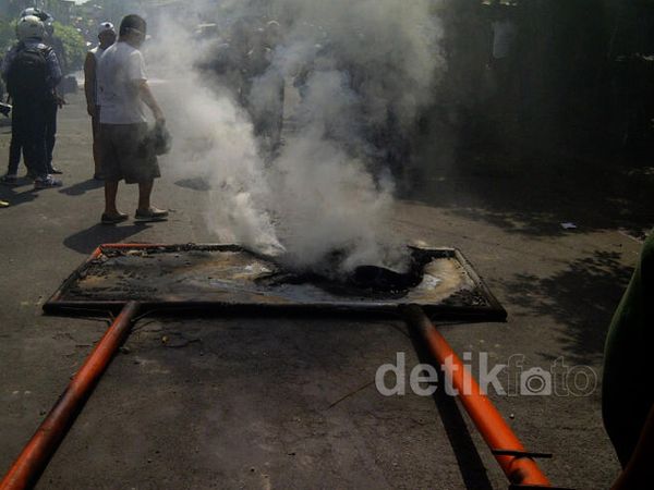 Pemasangan Papan Kampung Bebas Prostitusi Rusuh