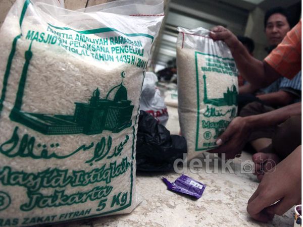 Pembagian Zakat Fitrah di Masjid Istiqlal