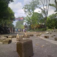 Penampakan Sisa-sisa Amuk Massa Menolak Penutupan Dolly