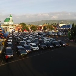 Menyeberang ke Bali, Antrean Kendaraan Menyemut di Pelabuhan Ketapang