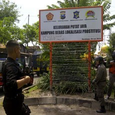 Papan Penutupan Dolly di Lokasi Amuk Massa Akhirnya Bisa Dipasang