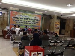 Istiqlal Bagikan Zakat 30 Ton Beras Hari Ini