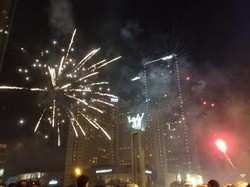 Sebagian Warga Jakarta Rayakan Takbiran dengan Kembang Api di Bundaran HI