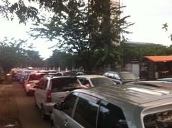 Jl RS Fatmawati Macet Parah, Pemotor Naik ke Trotoar