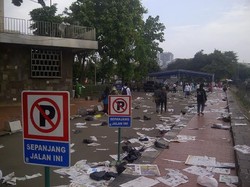 Duh! Banyak Koran dan Plastik Berserakan di Masjid Istiqal