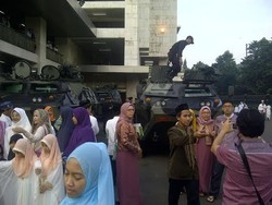 Usai Salat Id, Masyarakat Selfie Bareng Paspampres di Masjid Istiqlal