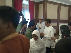 Halal Bihalal di Rumah Dinasnya, Jokowi Bagi-bagi Salam Tempel