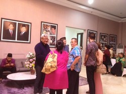 Pintu Dibuka, Relawan Prabowo-Hatta Antusias Masuk ke Dalam Rumah Polonia