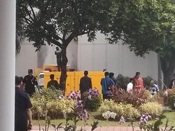 Mobil Genset Depan Setneg Terbakar, Acara Open House Tetap Berlangsung