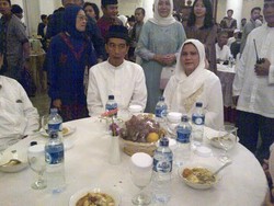 Usai Salat Id, Jokowi dan Istri Beramah-tamah di Balai Kota DKI