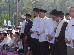 Jokowi Salat Id di Balai Kota DKI