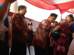 Ketika Prabowo Bersalaman dan Berfoto Bersama Relawan