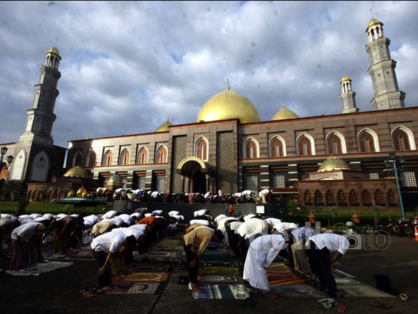 Umat Islam Salat Id di Kubah Emas