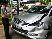 Innova dan Jazz Tabrakan di Rasuna Said