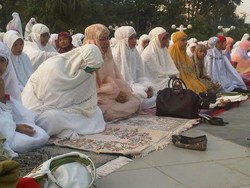 Risma Salat Id Bersama Warga di Balai Kota Surabaya